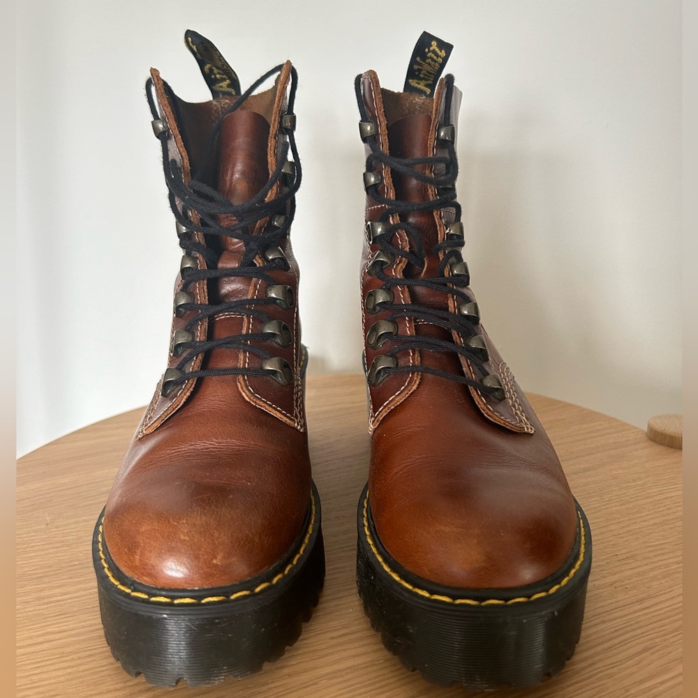 Dr Martens Leona Boots - Tan